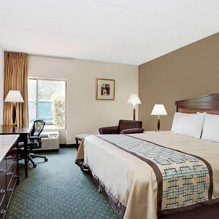 Days Inn By Wyndham Newport News City Center Oyster Point Extérieur photo