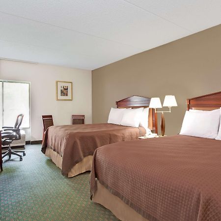 Days Inn By Wyndham Newport News City Center Oyster Point Extérieur photo