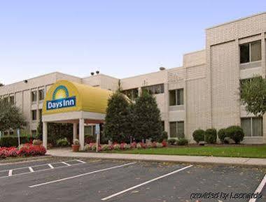 Days Inn By Wyndham Newport News City Center Oyster Point Extérieur photo