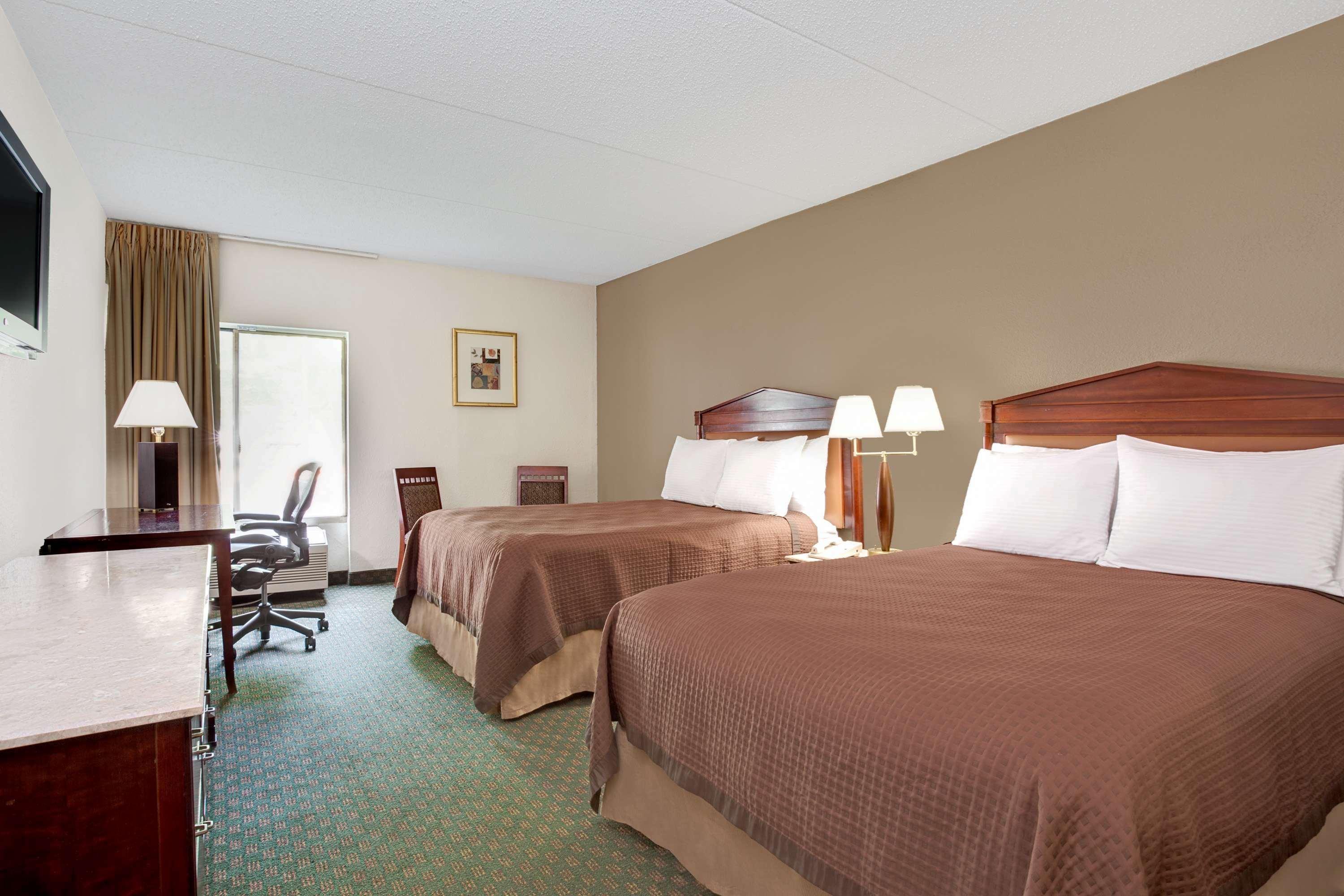 Days Inn By Wyndham Newport News City Center Oyster Point Extérieur photo