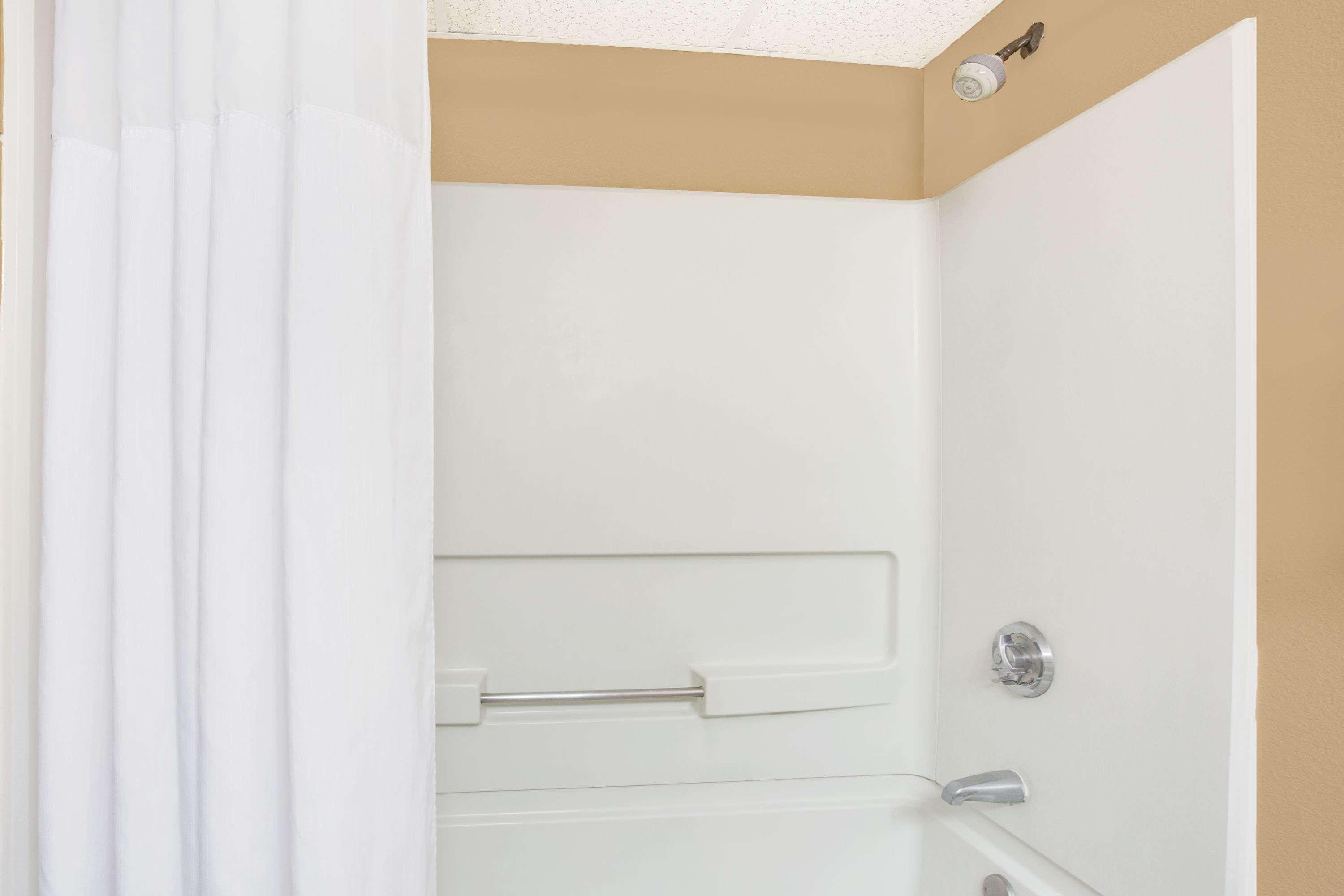 Days Inn By Wyndham Newport News City Center Oyster Point Extérieur photo