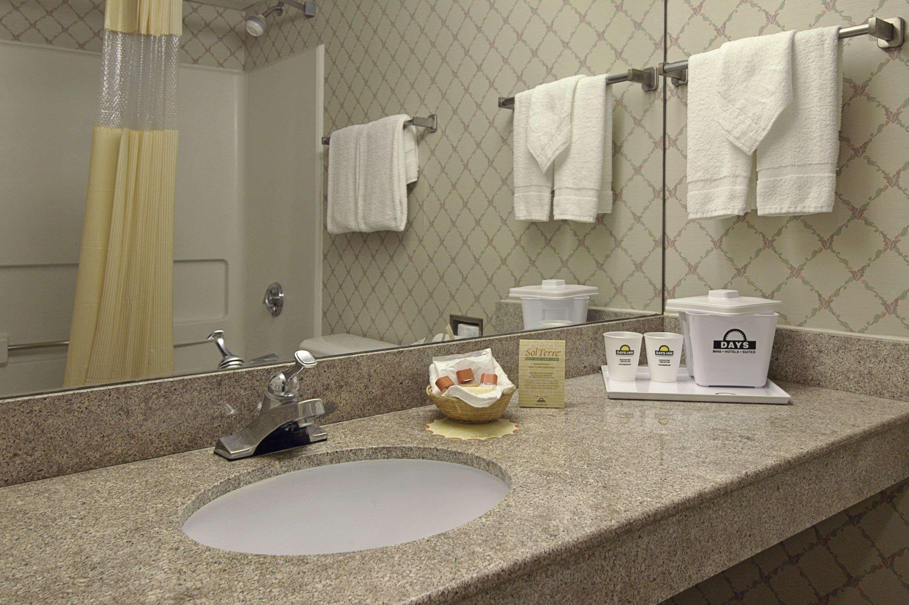 Days Inn By Wyndham Newport News City Center Oyster Point Extérieur photo