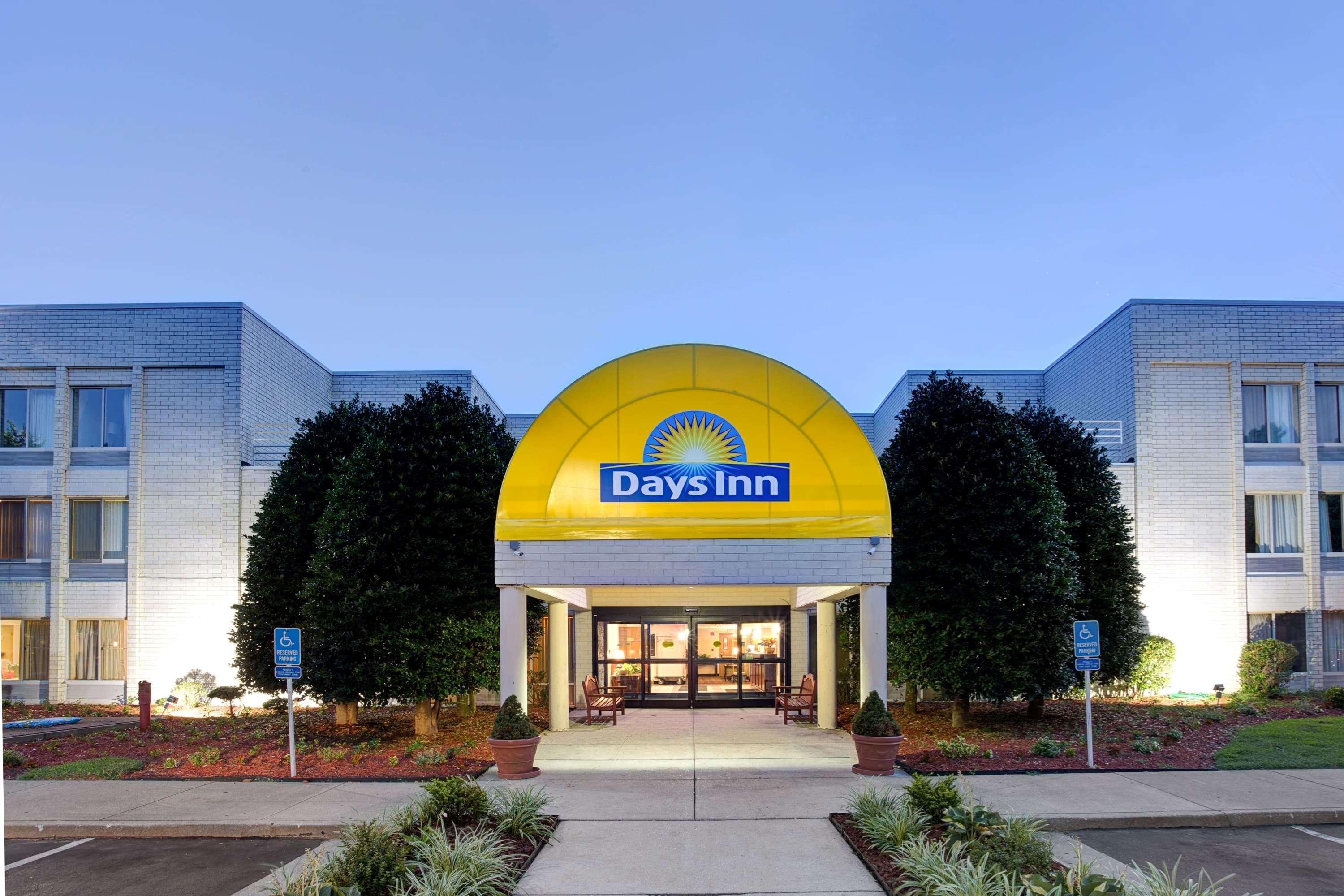 Days Inn By Wyndham Newport News City Center Oyster Point Extérieur photo