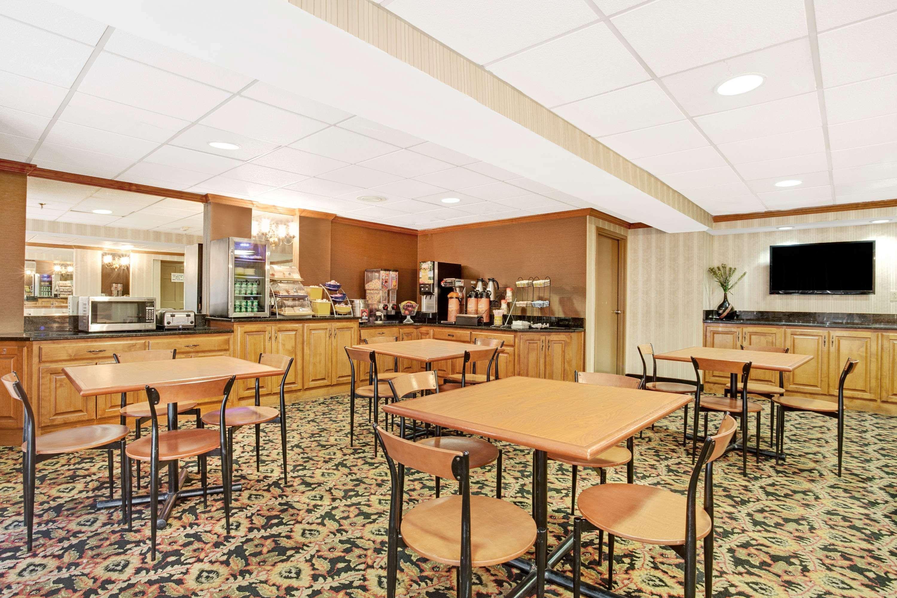 Days Inn By Wyndham Newport News City Center Oyster Point Extérieur photo
