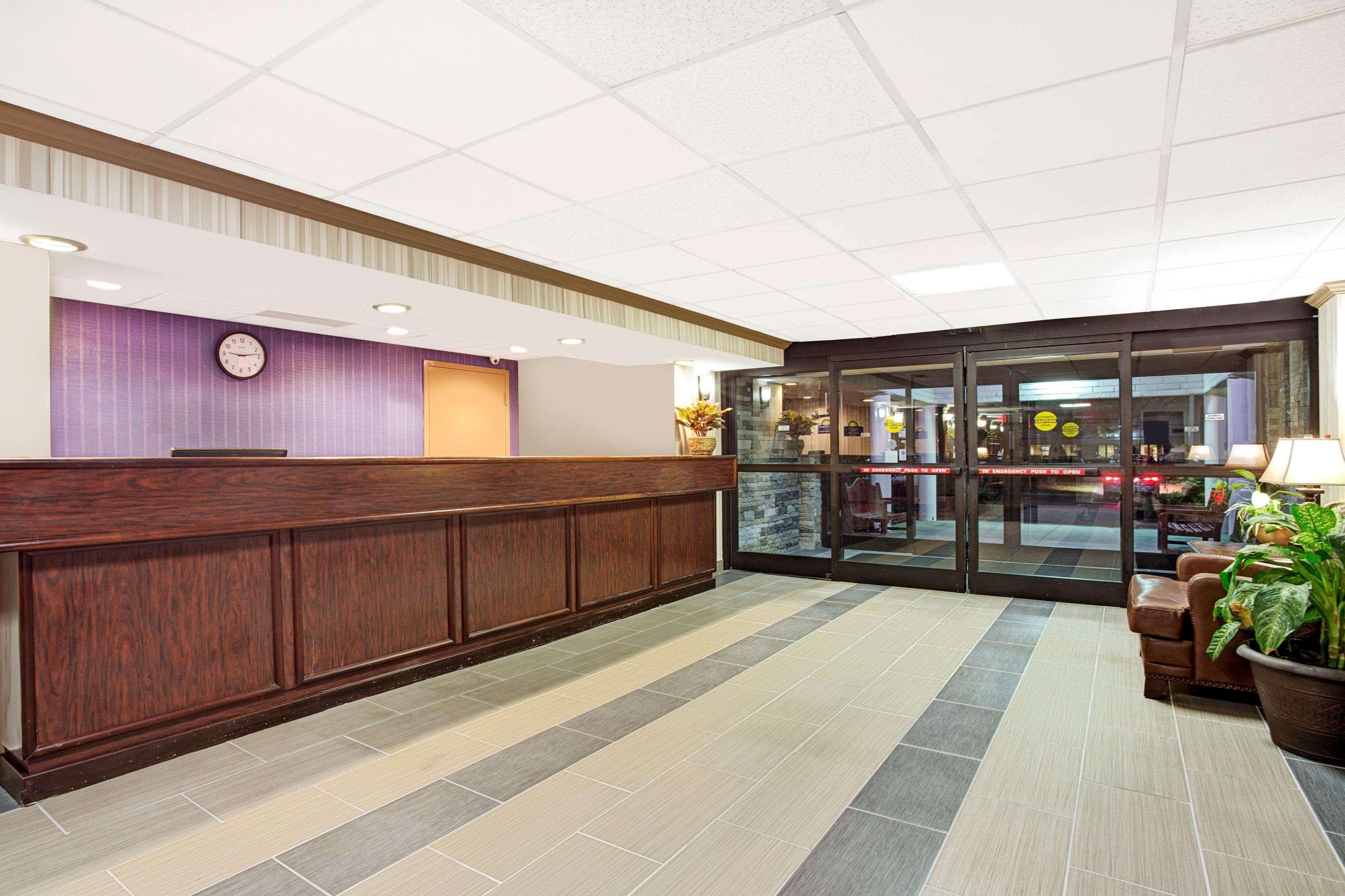 Days Inn By Wyndham Newport News City Center Oyster Point Extérieur photo