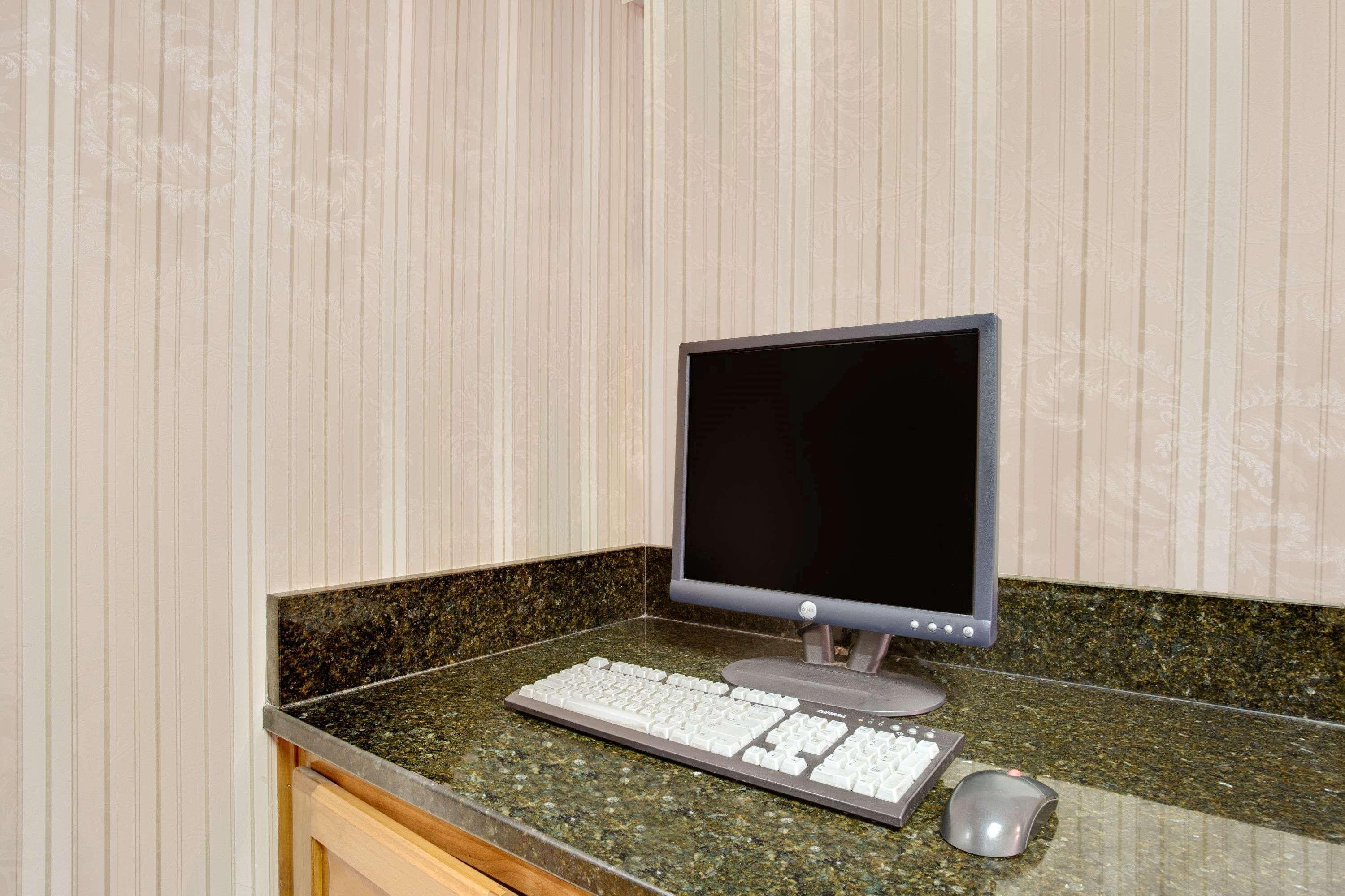 Days Inn By Wyndham Newport News City Center Oyster Point Extérieur photo