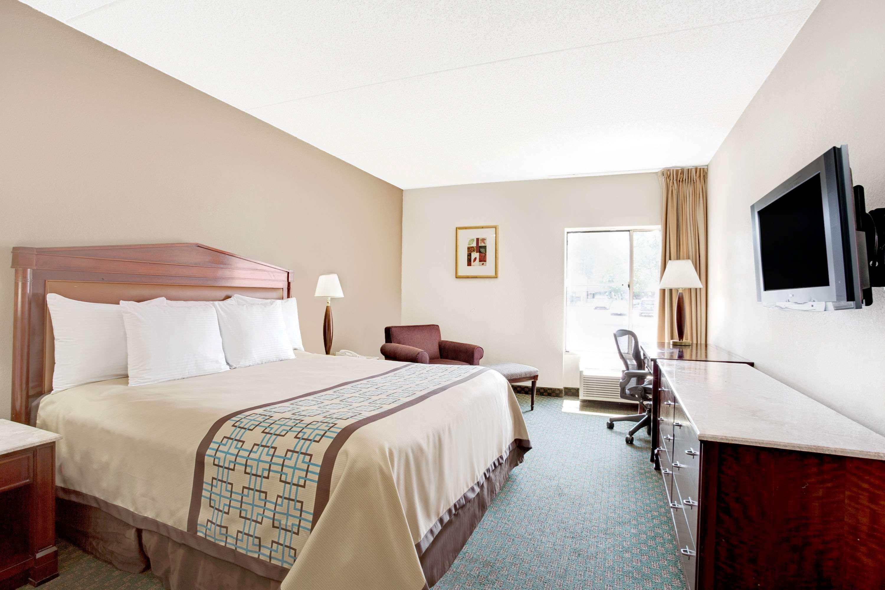 Days Inn By Wyndham Newport News City Center Oyster Point Extérieur photo