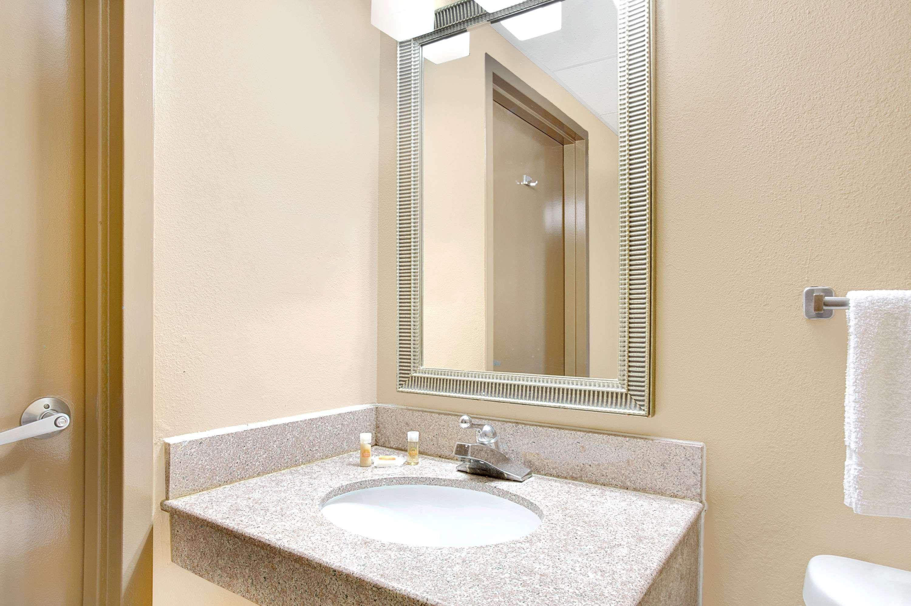 Days Inn By Wyndham Newport News City Center Oyster Point Extérieur photo