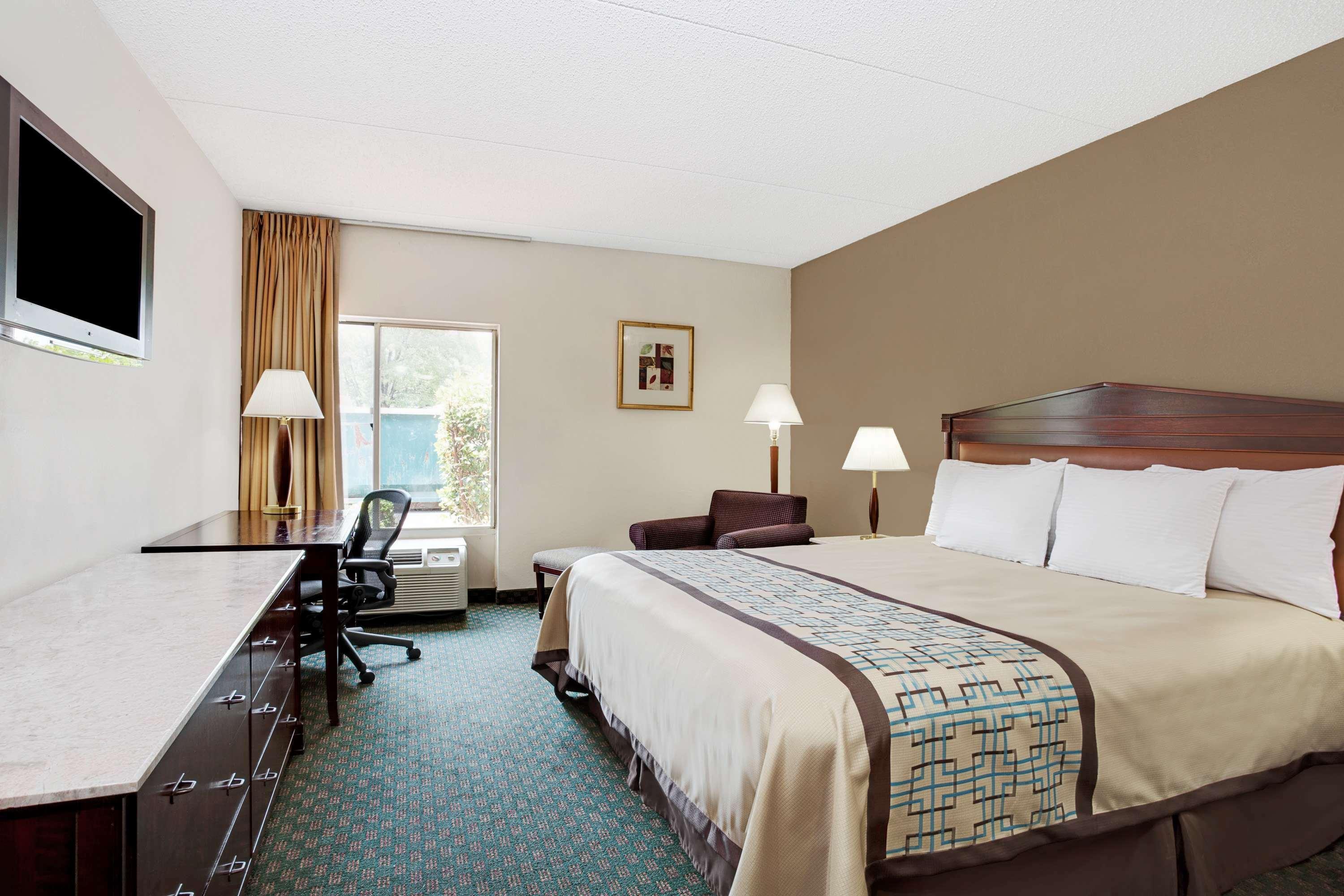 Days Inn By Wyndham Newport News City Center Oyster Point Extérieur photo
