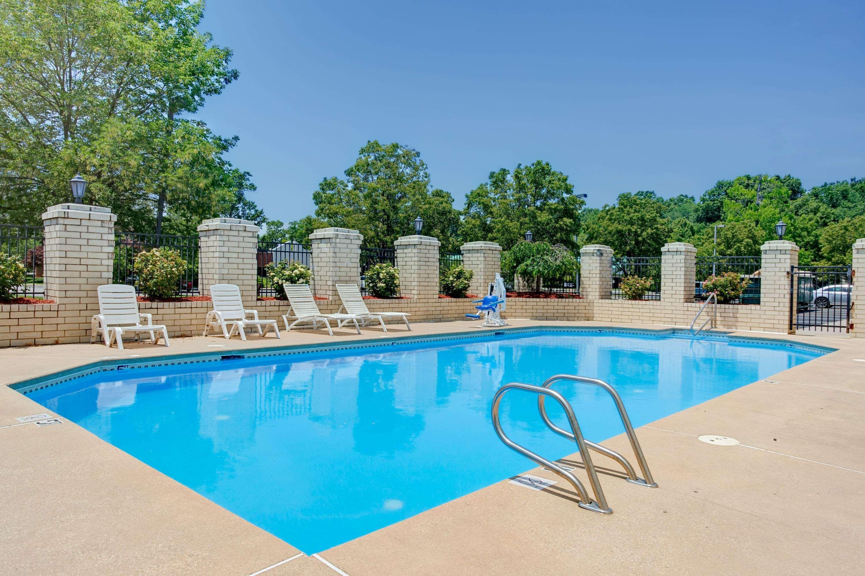 Days Inn By Wyndham Newport News City Center Oyster Point Extérieur photo