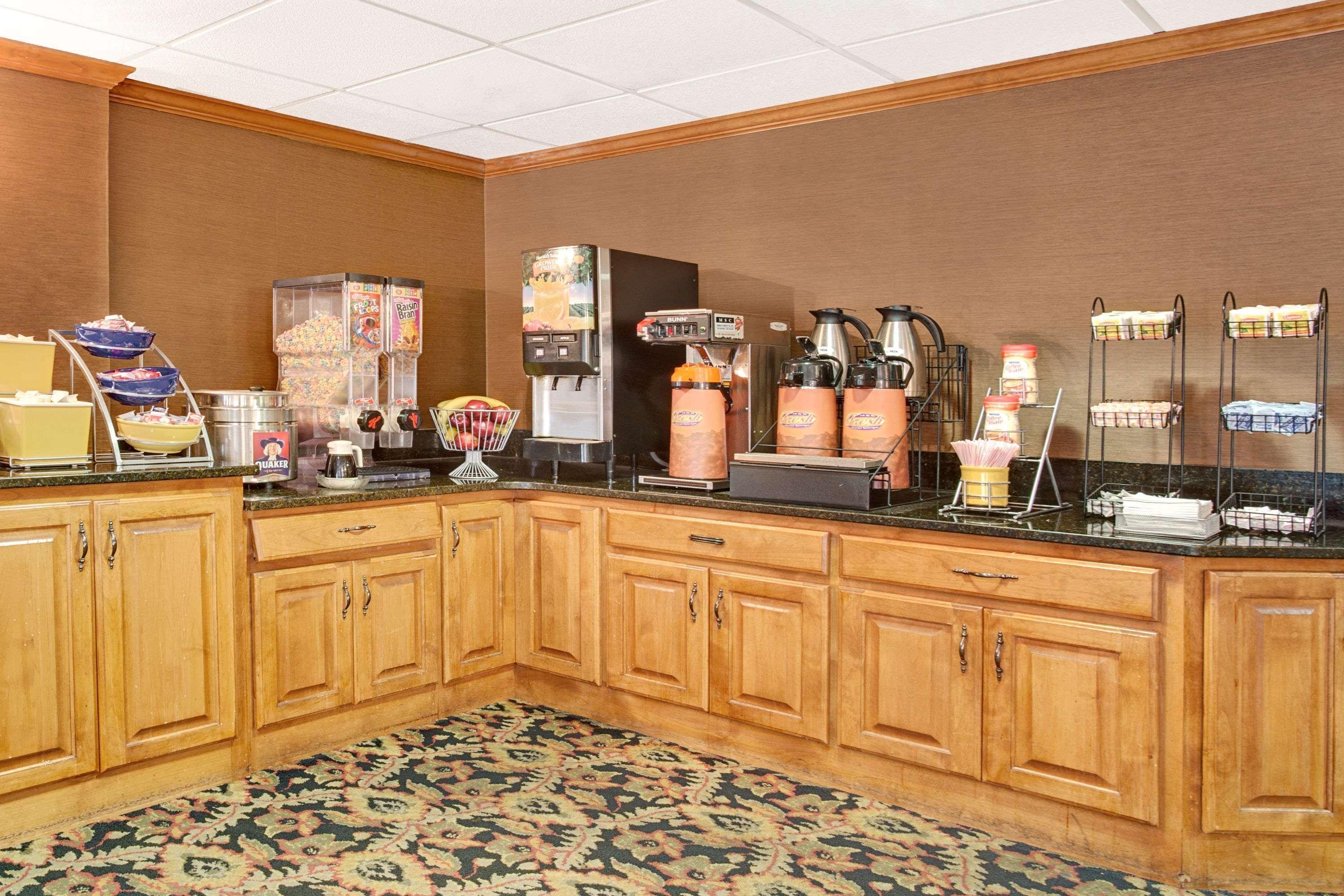 Days Inn By Wyndham Newport News City Center Oyster Point Extérieur photo