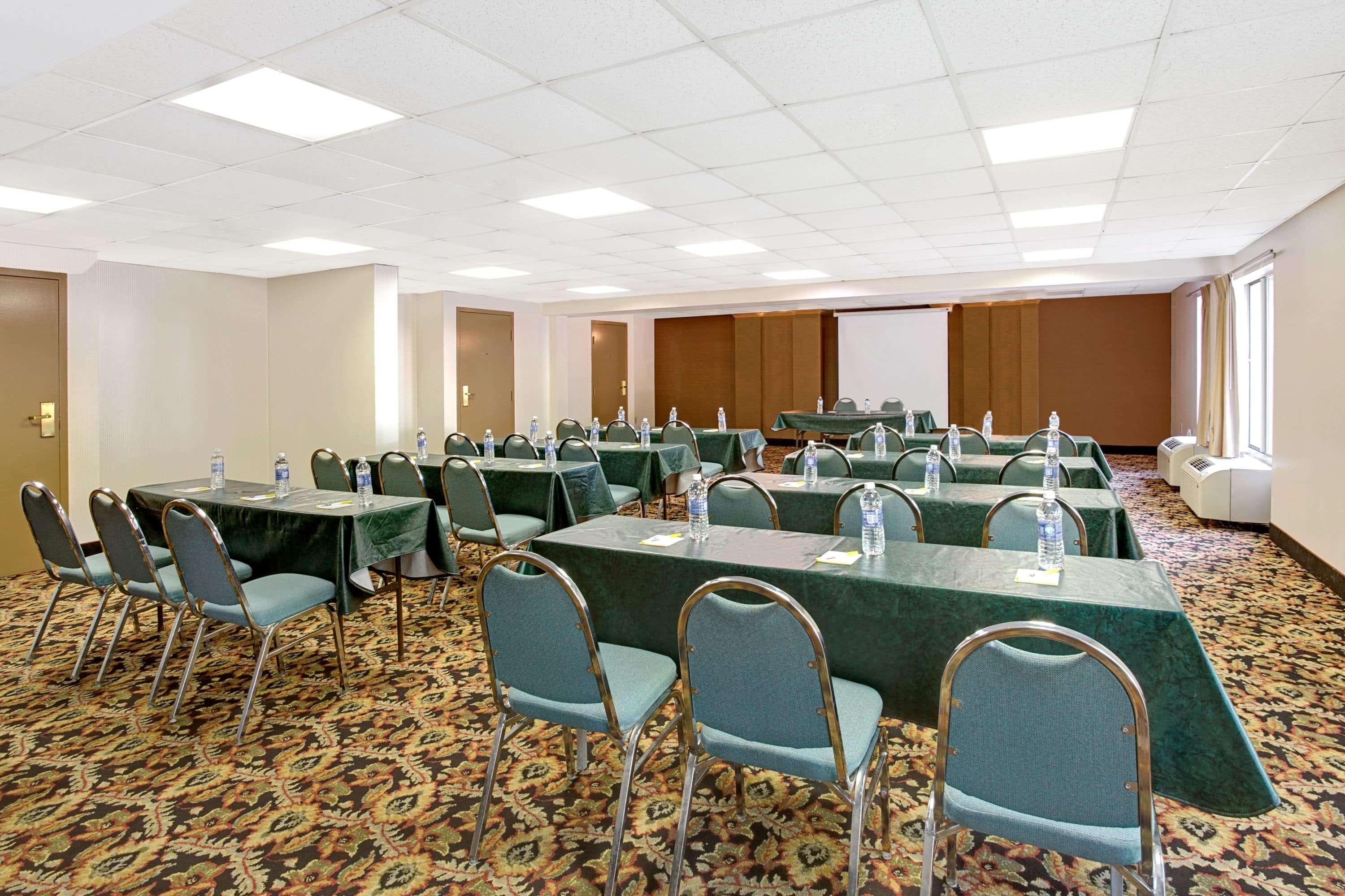 Days Inn By Wyndham Newport News City Center Oyster Point Extérieur photo