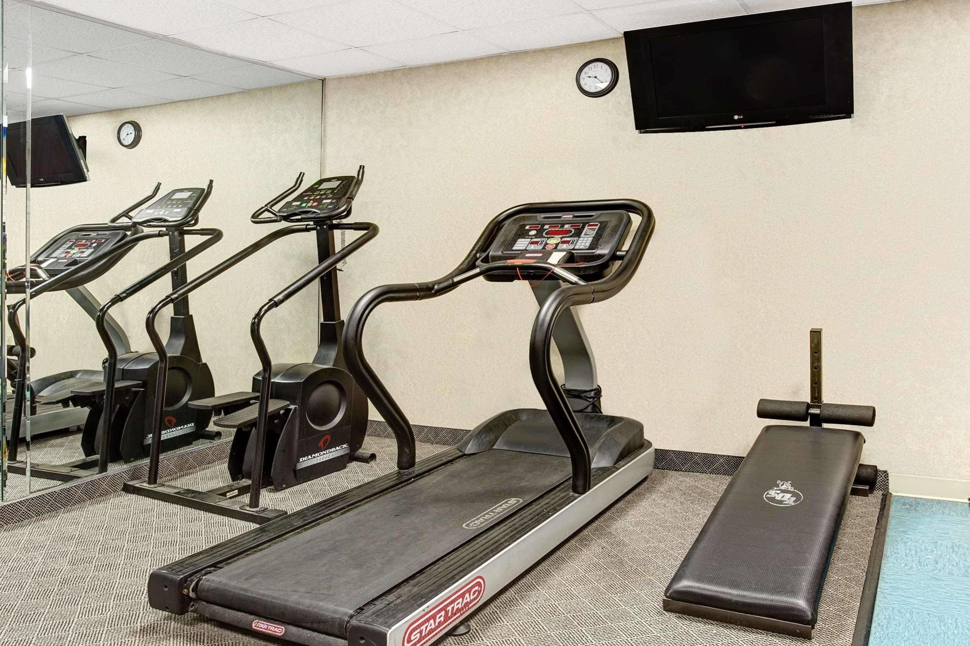 Days Inn By Wyndham Newport News City Center Oyster Point Extérieur photo